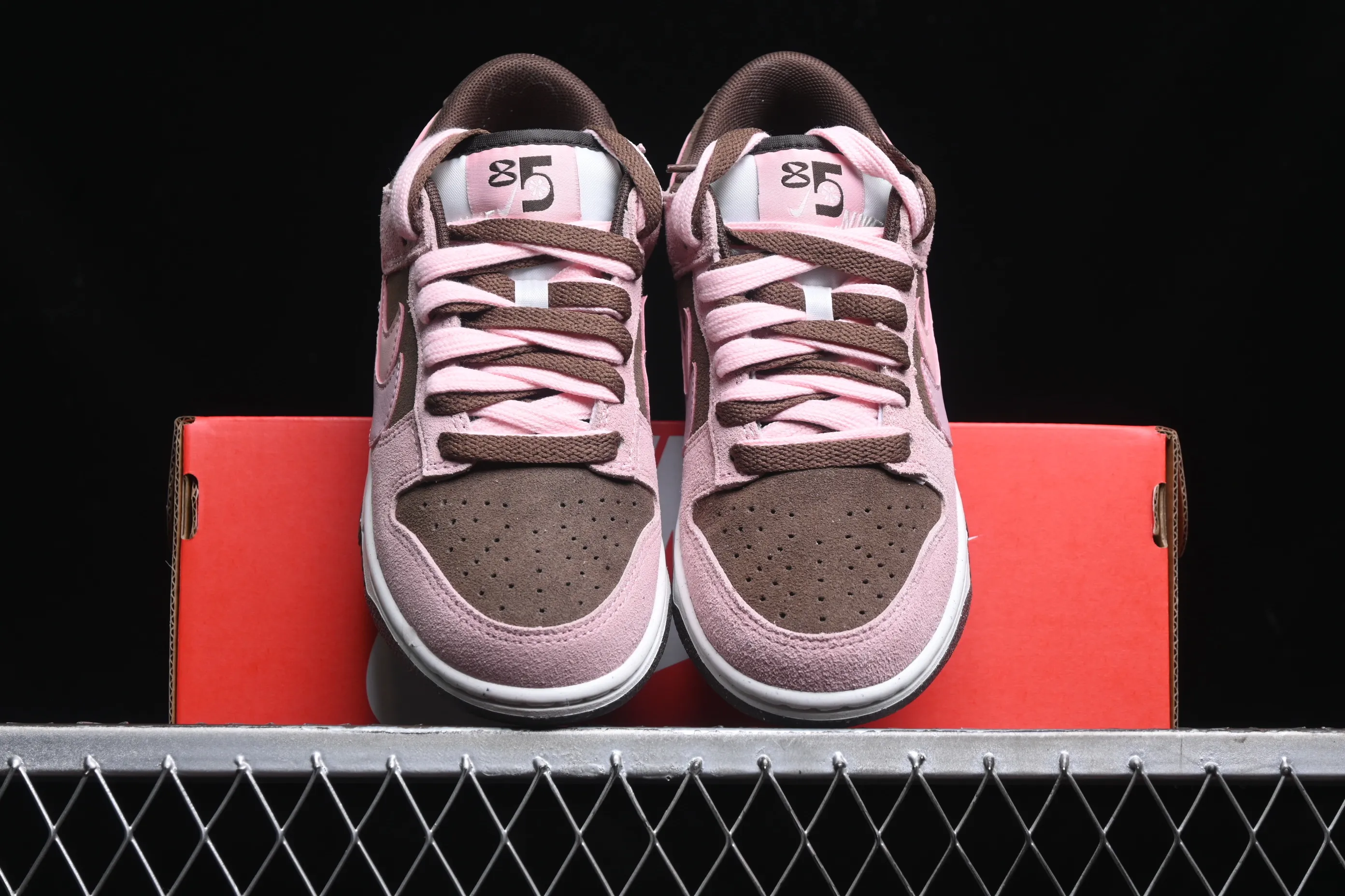 All categories Nk SB Dunk series Nk SB Dunk Low low-top sneakers Nk Dunk Low 85 double hook series Strawberry chestnut SB low-top sports and leisure sneakers HV1799-161